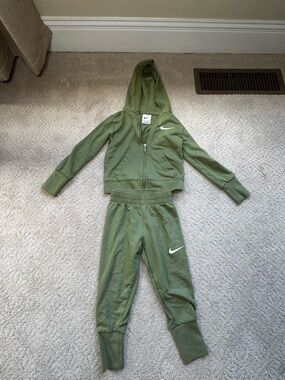 Green lightweight nike sweatsuit size 2T